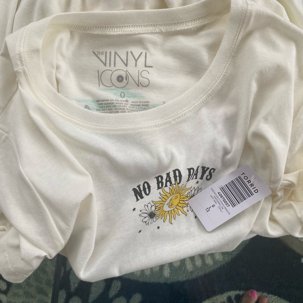 Nwt Torrid White Tee with Sun and Floral Design - Picture 6 of 7